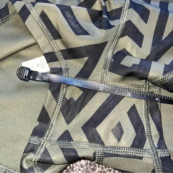 Lululemon Boogie Short Size 8 - Picture 4 of 6